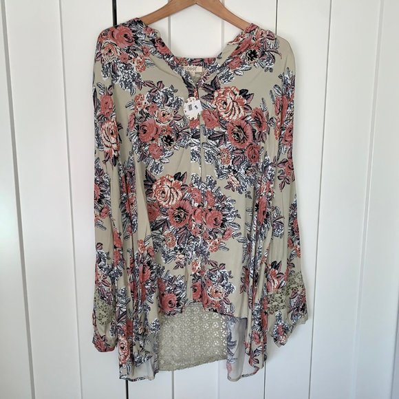 Oddi Tops - NWT Oddi print tunic with lace inset back women’s XL.